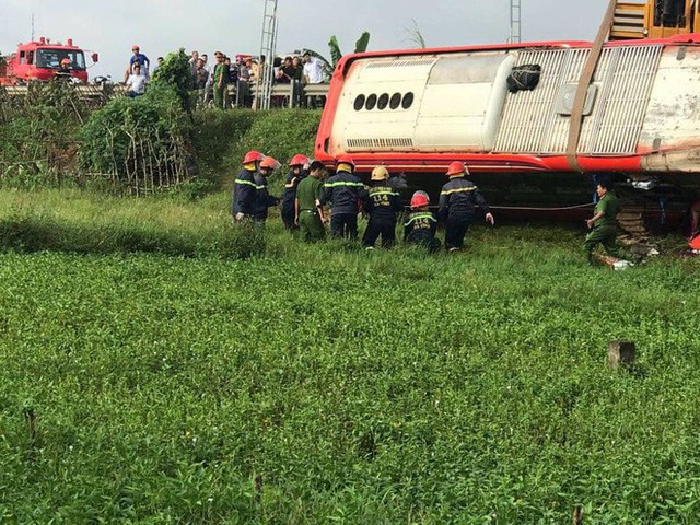  Lật xe giường nằm trên đường đi Lào, 1 người chết, 20 người bị thương - Ảnh 5.