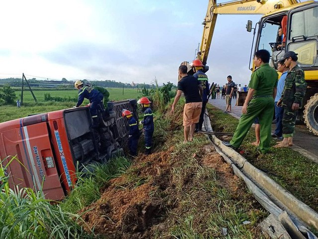  Lật xe giường nằm trên đường đi Lào, 1 người chết, 20 người bị thương - Ảnh 6.