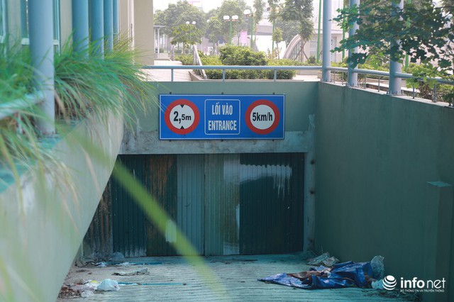Cửa tầng hầm để xe khóa kín và thành nơi vứt rác của các hộ dân xung quanh khu vực này.