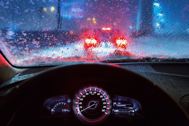 Những nguyên tắc sinh tồn khi lái xe trong mưa bão - Ảnh 1.