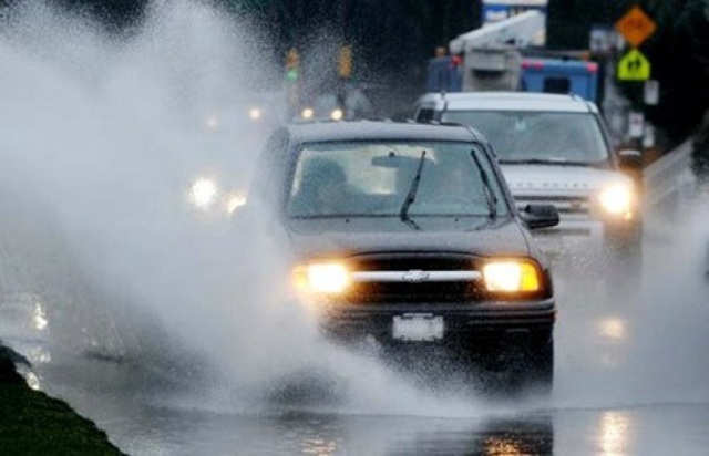 Những nguyên tắc sinh tồn khi lái xe trong mưa bão - Ảnh 2.