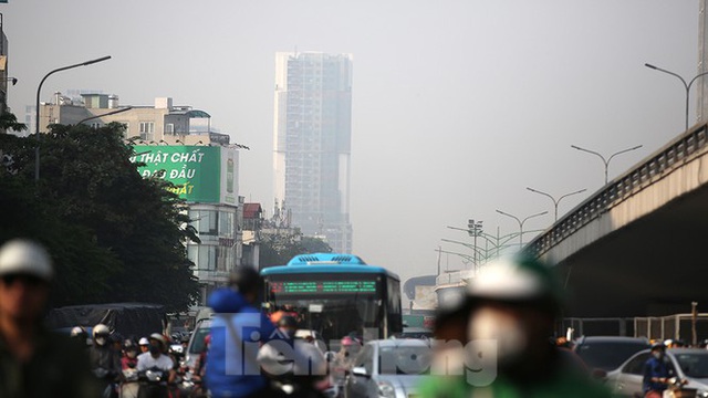 Hà Nội lại chìm trong ô nhiễm, khuyến cáo người dân hạn chế ra đường - Ảnh 2.