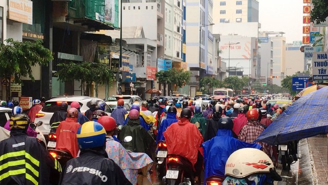 Cửa ngõ sân bay Tân Sơn Nhất hỗn loạn đầu tuần - Ảnh 2.