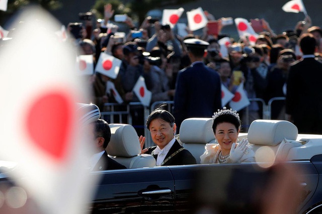 Khoảnh khắc Hoàng hậu Masako đôi mắt đỏ hoe, lén lau nước mắt khi diễu hành trước dân chúng trở thành tâm điểm chú ý - Ảnh 3.