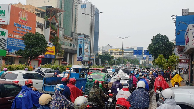 Cửa ngõ sân bay Tân Sơn Nhất hỗn loạn đầu tuần - Ảnh 3.