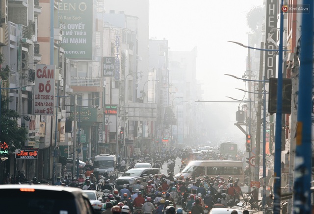 Chùm ảnh: Sài Gòn bất chợt se lạnh như trời Đà Lạt, người dân thích thú mặc áo ấm và choàng khăn ra đường - Ảnh 1.
