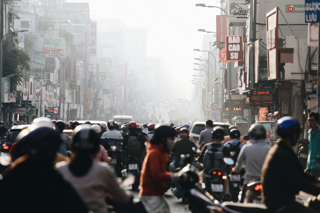 Chùm ảnh: Sài Gòn bất chợt se lạnh như trời Đà Lạt, người dân thích thú mặc áo ấm và choàng khăn ra đường - Ảnh 2.