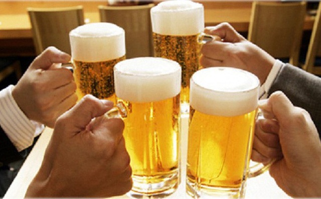  Công chức uống rượu, bia trong giờ làm việc sẽ bị chế tài  - Ảnh 1.