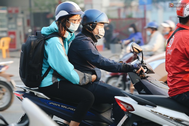 Chùm ảnh: Sài Gòn bất chợt se lạnh như trời Đà Lạt, người dân thích thú mặc áo ấm và choàng khăn ra đường - Ảnh 16.