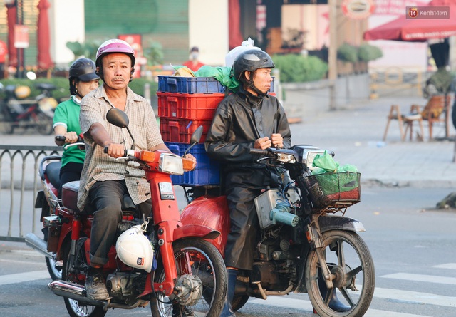 Chùm ảnh: Sài Gòn bất chợt se lạnh như trời Đà Lạt, người dân thích thú mặc áo ấm và choàng khăn ra đường - Ảnh 19.