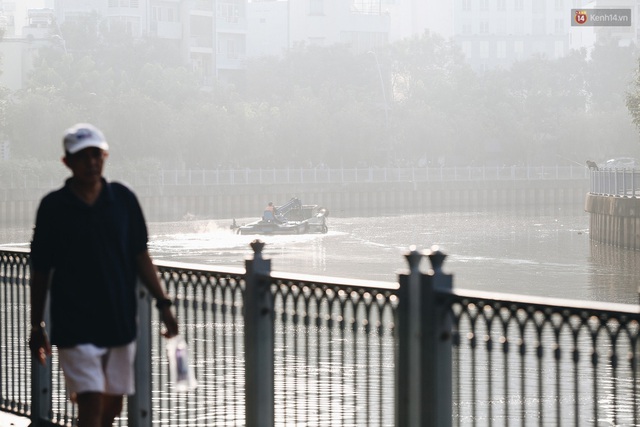 Chùm ảnh: Sài Gòn bất chợt se lạnh như trời Đà Lạt, người dân thích thú mặc áo ấm và choàng khăn ra đường - Ảnh 4.