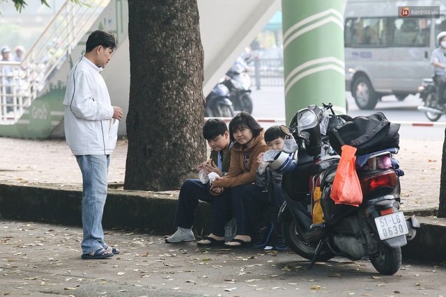 Chùm ảnh: Sài Gòn bất chợt se lạnh như trời Đà Lạt, người dân thích thú mặc áo ấm và choàng khăn ra đường - Ảnh 7.