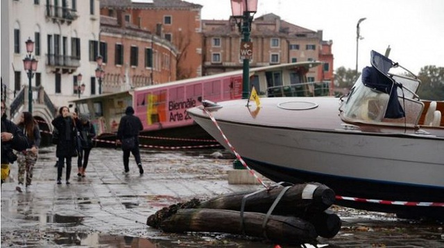 Ảnh: Venice ngập nặng kỷ lục 50 năm, tàu thuyền leo lên vỉa hè - Ảnh 1.