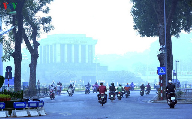  Phố phường Hà Nội chìm trong mịt mù sương, bụi dù vào giữa trưa - Ảnh 15.
