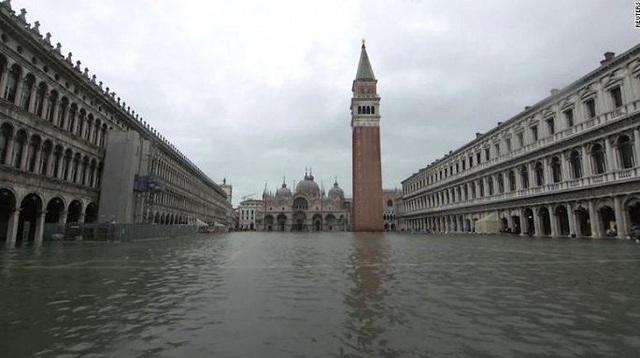 Ảnh: Venice ngập nặng kỷ lục 50 năm, tàu thuyền leo lên vỉa hè - Ảnh 5.