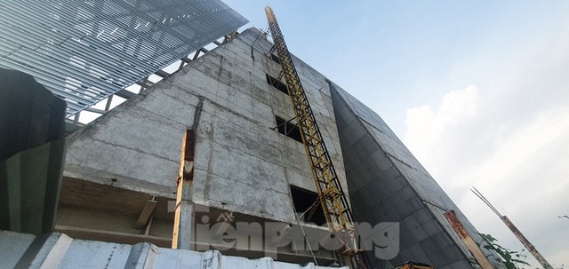 Cận cảnh tòa nhà triển lãm 800 tỷ xây dựng dang dở ở Thủ Thiêm - Ảnh 11.