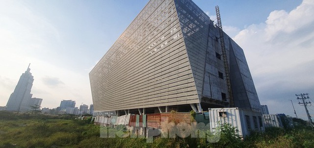 Cận cảnh tòa nhà triển lãm 800 tỷ xây dựng dang dở ở Thủ Thiêm - Ảnh 3.