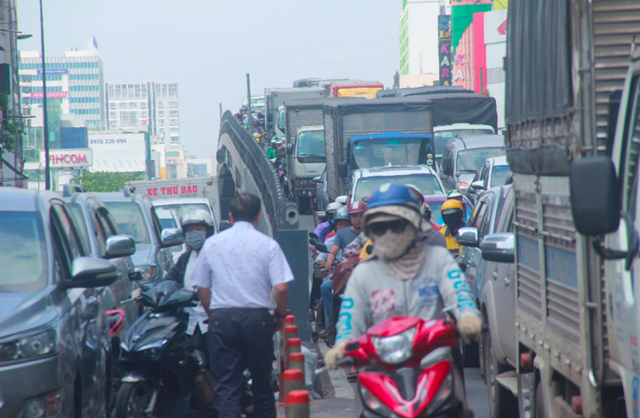 Cửa ngõ sân bay Tân Sân Nhất kẹt cứng, nhiều hành khách xuống xe đi bộ - Ảnh 4.