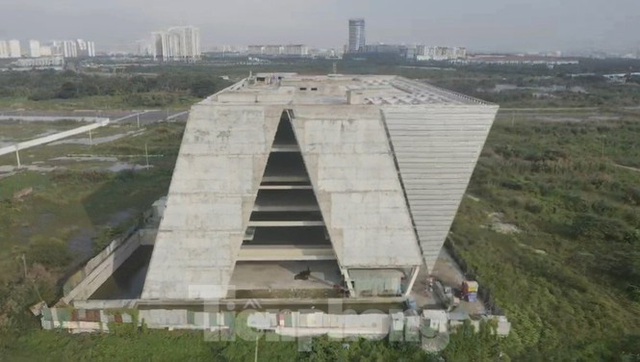 Cận cảnh tòa nhà triển lãm 800 tỷ xây dựng dang dở ở Thủ Thiêm - Ảnh 4.