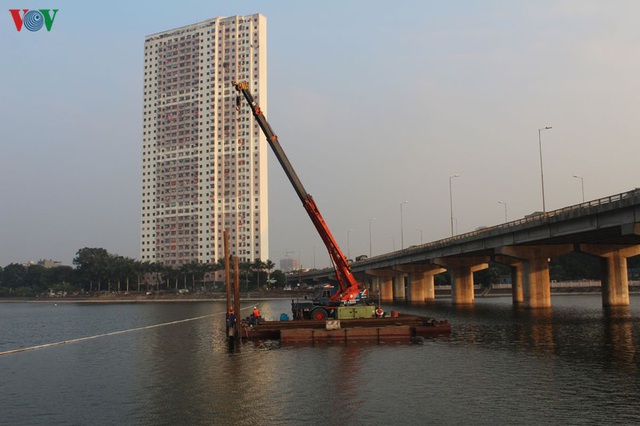 Cận cảnh xây hai cầu thấp qua hồ Linh Đàm giải toả ùn tắc cửa ngõ phía nam thành phố - Ảnh 2.