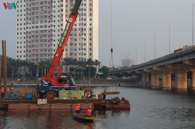 Cận cảnh xây hai cầu thấp qua hồ Linh Đàm giải toả ùn tắc cửa ngõ phía nam thành phố - Ảnh 4.