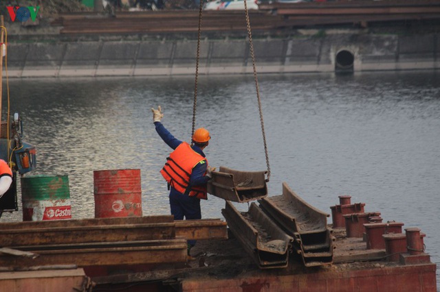 Cận cảnh xây hai cầu thấp qua hồ Linh Đàm giải toả ùn tắc cửa ngõ phía nam thành phố - Ảnh 5.