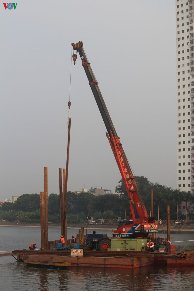 Cận cảnh xây hai cầu thấp qua hồ Linh Đàm giải toả ùn tắc cửa ngõ phía nam thành phố - Ảnh 6.