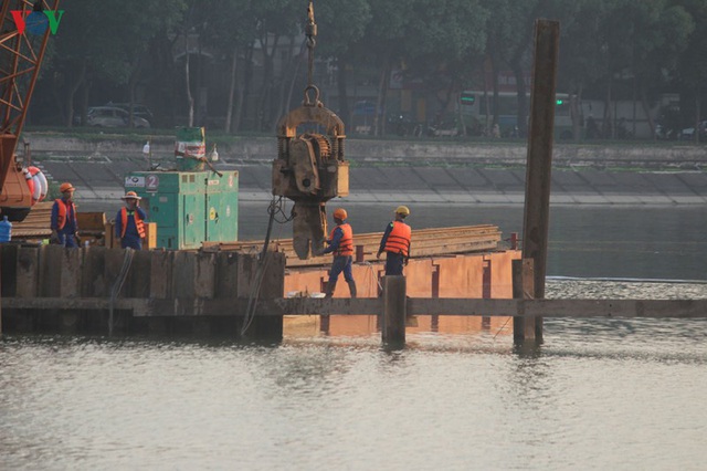 Cận cảnh xây hai cầu thấp qua hồ Linh Đàm giải toả ùn tắc cửa ngõ phía nam thành phố - Ảnh 10.