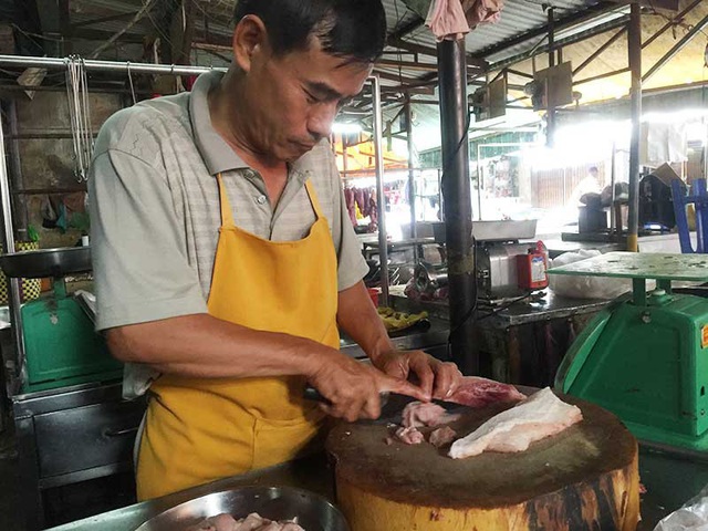 Choáng váng vì giá bún bò, bánh mì… ‘nhảy múa’ theo giá heo - Ảnh 1.