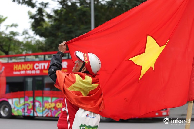 Cổ động viên Việt Nam nhuộm đỏ phố phường Thủ đô trước giờ bóng lăn - Ảnh 2.