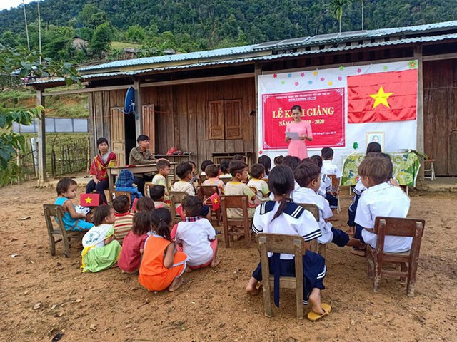 Cô giáo xuất hiện trong bức ảnh đẹp nhất mùa khai giảng 2019: Lần đầu thấy trường đã bật khóc - Ảnh 2.