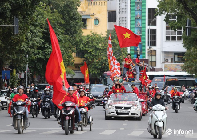 Cổ động viên Việt Nam nhuộm đỏ phố phường Thủ đô trước giờ bóng lăn - Ảnh 3.