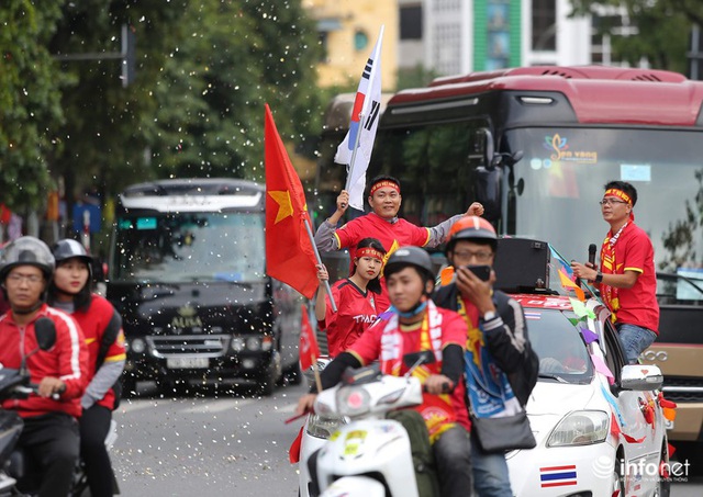 Cổ động viên Việt Nam nhuộm đỏ phố phường Thủ đô trước giờ bóng lăn - Ảnh 6.