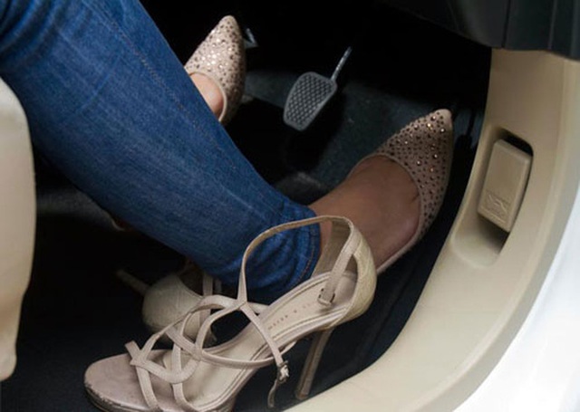 Từ vụ nữ tài xế Mercedes gây tai nạn kinh hoàng khiến 1 người chết: Chị em phụ nữ nói về gót giày tử thần khi lái xe - Ảnh 4.