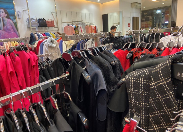 Giảm đến 50%, giá bán quần, áo thương hiệu Việt đắt hơn các thương hiệu bình dân quốc tế Zara, H&M - Ảnh 2.