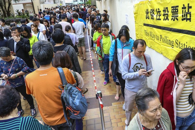  Hồng Kông: Phe thân Bắc Kinh thua nặng nề trong cuộc bầu cử hội đồng quận  - Ảnh 1.