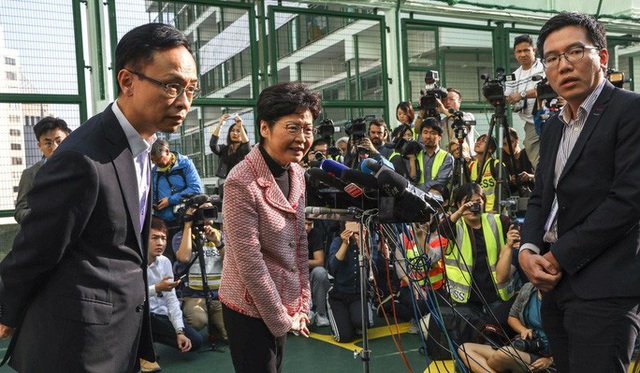  Hồng Kông: Phe thân Bắc Kinh thua nặng nề trong cuộc bầu cử hội đồng quận  - Ảnh 2.