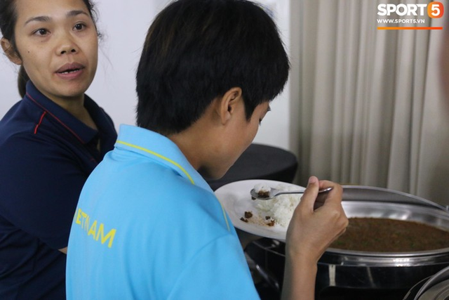 Sau scandal bị bỏ đói, tuyển nữ Việt Nam hạnh phúc với bữa buffet hoành tráng của khách sạn nhưng vẫn xác nhận: Món ngon nhất vẫn là đồ ăn mang từ nhà đi - Ảnh 7.
