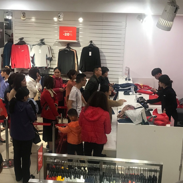 Cận kề Black Friday: Người dân xếp hàng dài, chờ nửa tiếng đồng hồ vẫn chưa đến lượt thanh toán - Ảnh 8.