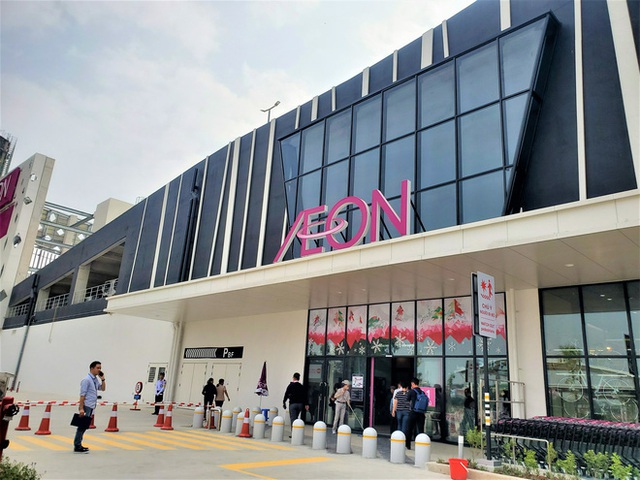 Khách tiu nghỉu vì đến Aeon Mall Hà Đông khai trương nhưng loạt cửa hàng vẫn đóng cửa - Ảnh 1.
