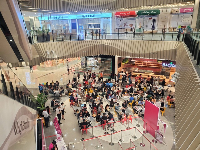 Khách tiu nghỉu vì đến Aeon Mall Hà Đông khai trương nhưng loạt cửa hàng vẫn đóng cửa - Ảnh 12.