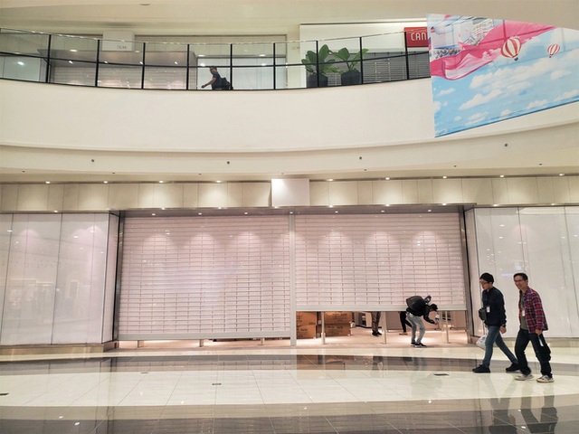 Khách tiu nghỉu vì đến Aeon Mall Hà Đông khai trương nhưng loạt cửa hàng vẫn đóng cửa - Ảnh 3.
