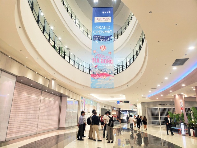 Khách tiu nghỉu vì đến Aeon Mall Hà Đông khai trương nhưng loạt cửa hàng vẫn đóng cửa - Ảnh 4.