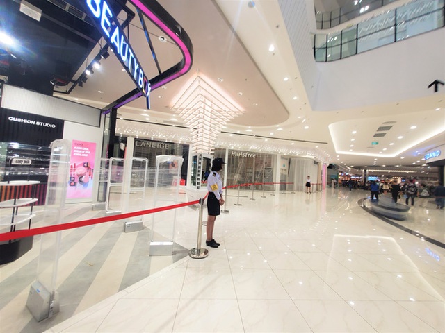 Khách tiu nghỉu vì đến Aeon Mall Hà Đông khai trương nhưng loạt cửa hàng vẫn đóng cửa - Ảnh 9.