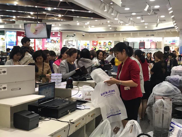 Black Friday 2019: Người mua xếp hàng từ sáng sớm, khu thanh toán chật kín người - Ảnh 8.