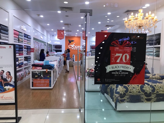 Black Friday 2019: Nơi xếp hàng dài chờ thành toán, nơi đìu hiu không một bóng người - Ảnh 9.