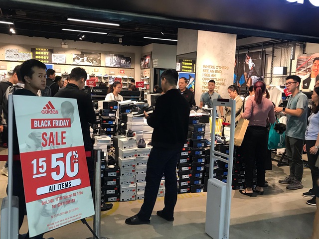 Black Friday 2019: Người mua xếp hàng từ sáng sớm, khu thanh toán chật kín người - Ảnh 3.