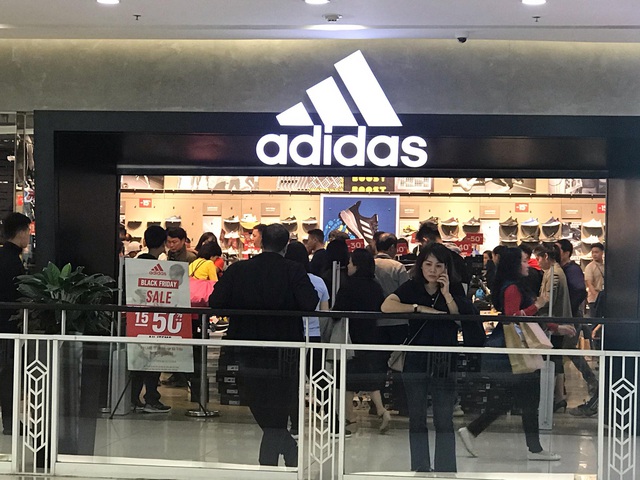 Black Friday 2019: Người mua xếp hàng từ sáng sớm, khu thanh toán chật kín người - Ảnh 2.