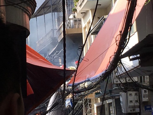 Xe chở gas phát nổ cháy dữ dội lan sang nhà giữa phố Bùi Ngọc Dương - Ảnh 1.