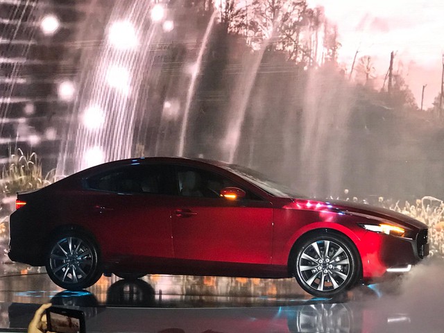 Mazda 3 thế hệ mới chính thức ra mắt giá cao nhất 939 triệu đồng - Ảnh 2.